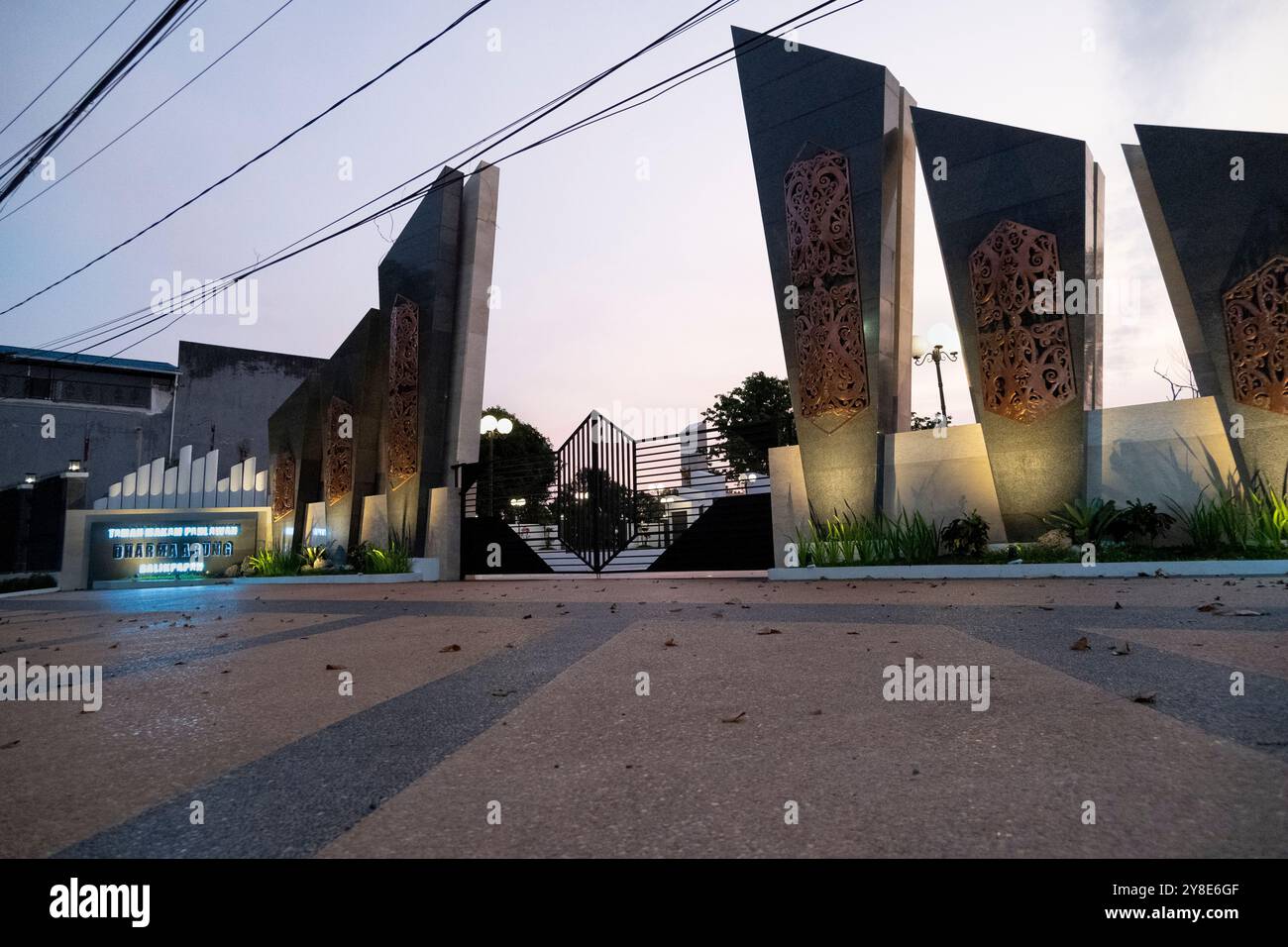 L'edificio si affaccia di fronte al monumento del Parco delle Tombe degli Eroi nel pomeriggio nella città di Balikpapan Foto Stock