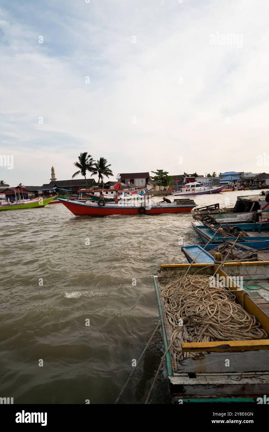 Balikpapan, 19 settembre 2024, Kalimantan orientale, Indonesia. L'atmosfera di un villaggio di pescatori nella zona di Manggar. ci sono navi ancorate Foto Stock