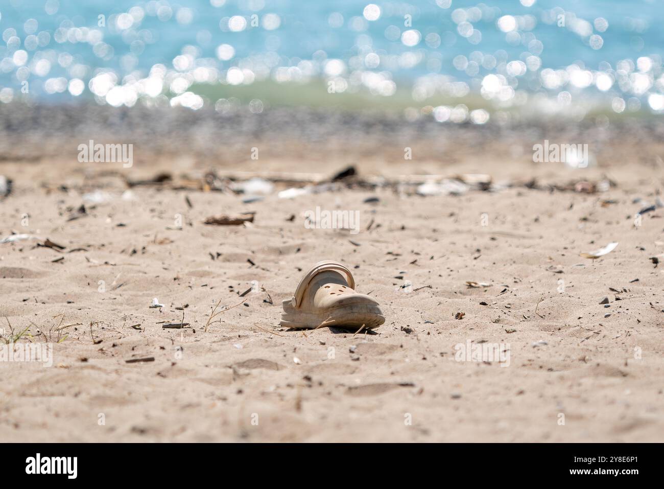 Una pantofola di plastica in riva al mare. Spazzatura dannosa in Turchia Foto Stock