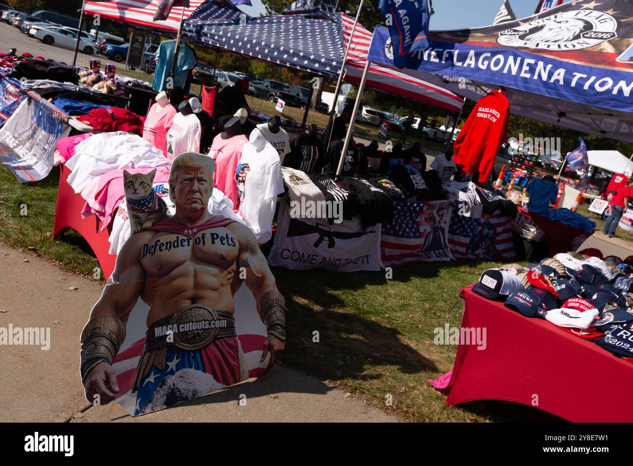 Saginaw, Stati Uniti. 3 ottobre 2024. Un banco di merchandising di Trump è visto fuori dal raduno dell'ex presidente a Saginaw, Michigan, il 3 ottobre 2024. (Foto di Daniel Brown/Sipa USA) credito: SIPA USA/Alamy Live News Foto Stock