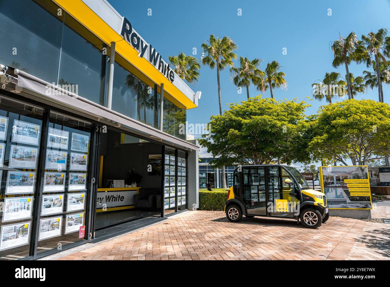 Gold Coast, QLD, Australia - edificio dell'agenzia immobiliare Ray White a Sanctuary Cove Foto Stock