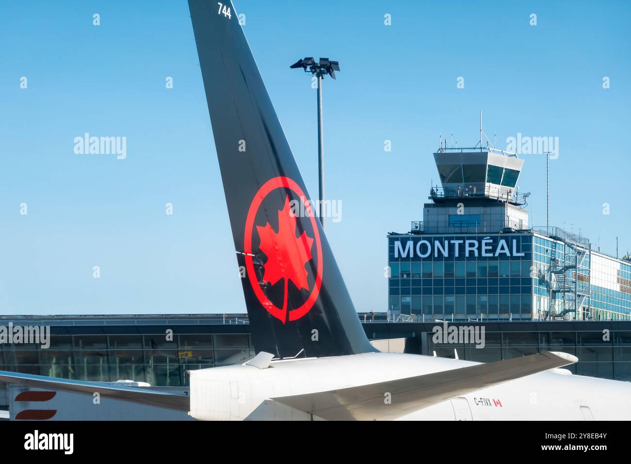 Aeroporto Trudeau di Montreal YUL Montréal Canada Control Tower con Air Canada aereo aereo aereo aereo aereo aereo aereo coda aeroplano logo livrea Foto Stock