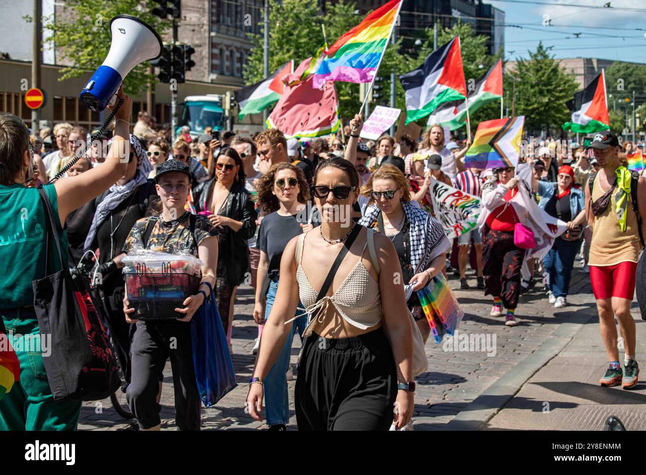 Attivisti pro-palestinesi alla parata Helsinki Pride 2024 su Mannerheimintie a Helsinki, Finlandia Foto Stock