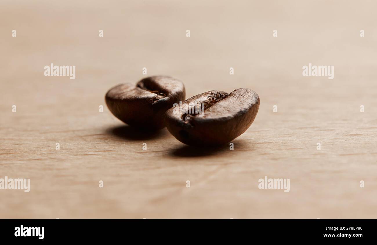 Tavolo, gusto e caffè in grani con spazio per caffè, bistrot e ingredienti per bevande calde. Primo piano, robusta e grani e semi castani nel ristorante Foto Stock