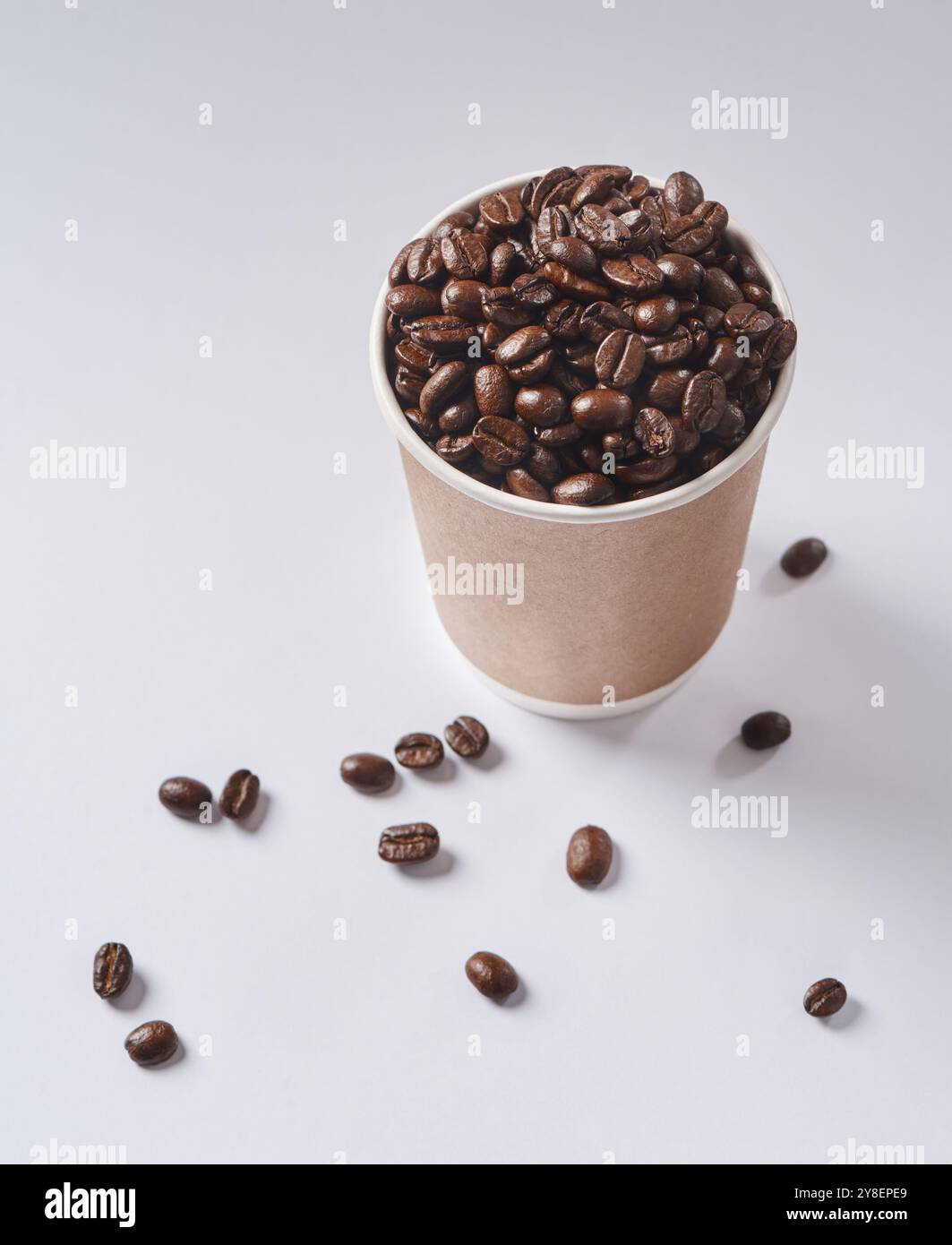 Monolocale, isolato e chicchi di caffè con tazza per caffè, bistrot e ingredienti per bevande calde. Spazio, robusta e grani e semi bruni di bianco Foto Stock