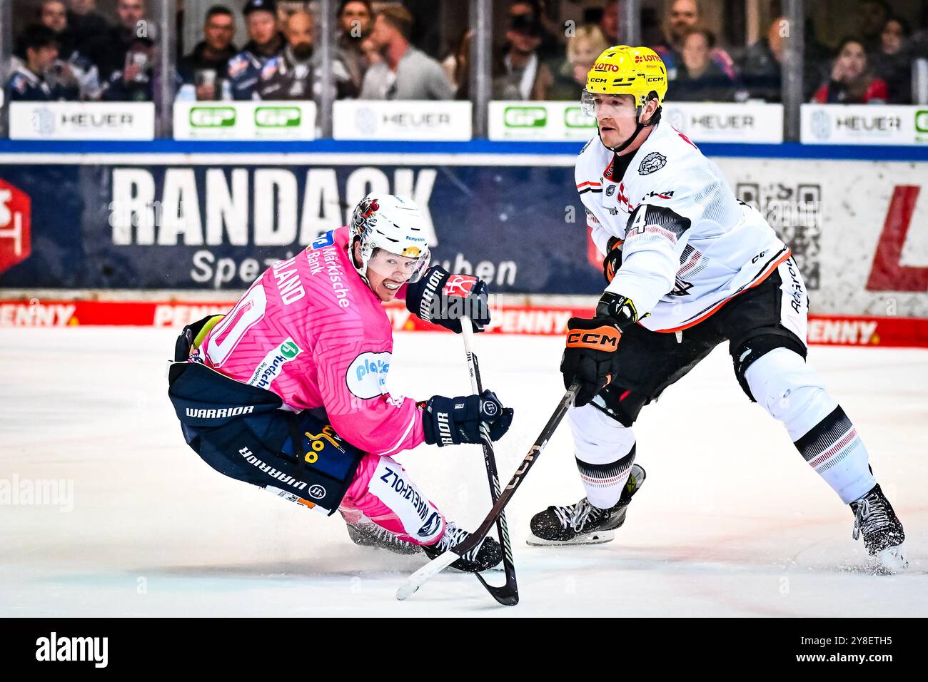 Tyler Boland (Iserlohn Roosters, #10) Reid McNeill (Loewen Frankfurt, #4), GER, Iserlohn Roosters vs. Loewen Frankfurt, Eishockey, Penny-DEL, 06. Spieltag, Spielzeit 2024/2025, 04.10.2024, foto: Jonas Brockmann/Eibner-Pressefoto Foto Stock