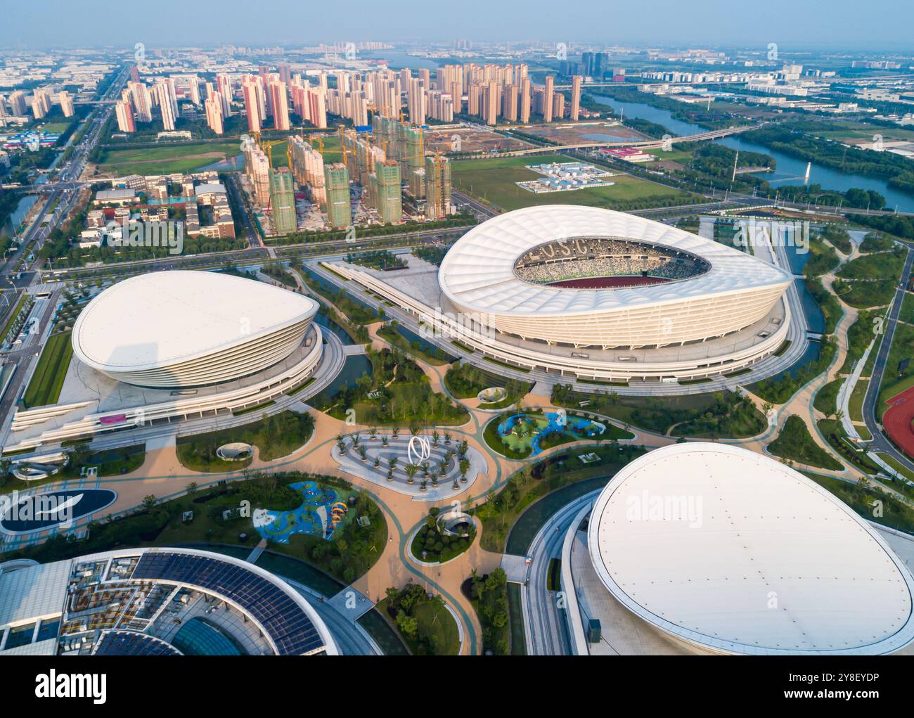 Suzhou, Cina - 15 luglio 2019: Veduta aerea del moderno complesso sportivo caratterizzato da diversi stadi e sviluppo urbano in un vivace paesaggio cittadino Foto Stock