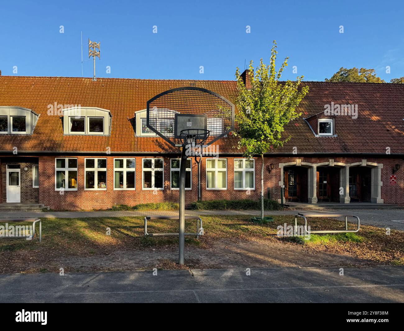 Schulhof, Deutschland, Europa, Basketballkorb, Sonnenuntergang, Herbst, Bildung, Sport, ländlich, Grundschule, Bewegung, Gemeinschaft, Unterricht, Pausenhof, Freizeit, Draußen spielen, Kinder, Schule, Digitalisierung, Klimawandel, Gebäudesanierung, Bildungsgerechtigkeit, Digitalisierungsschub, Schulreform, Lehrermangel, Nachhaltigkeit, Energiekrise, Bildungsinvestitionen, Sportförderung, Gesundheit, Chancengleichheit, Schulsport, inflazione, Fachkräftemangel. *** Schoolyard, Germania, Europa, canestro da basket, tramonto, autunno, istruzione, sport, rurale, scuola elementare, esercizio, comunità, teachi Foto Stock