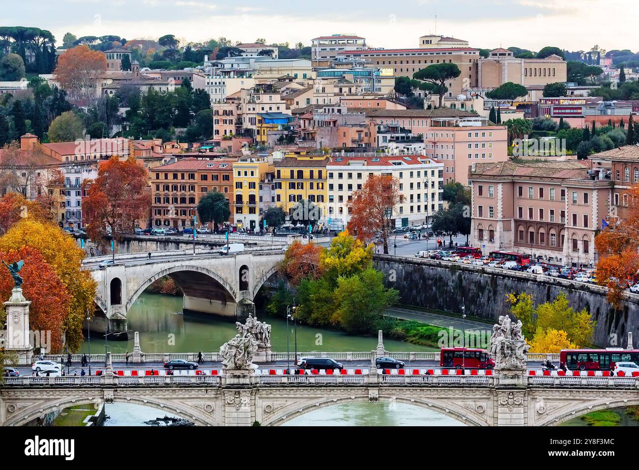 Vista della città di Roma dall'alto. Vista dall'alto del Ponte Vittorio Emanuele II e del Ponte Principe Amedeo Savoia Ponte Aosta a Roma, Italia. Foto Stock