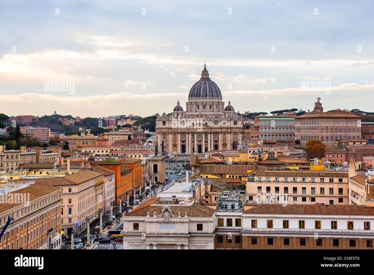 Vista della Basilica di San Pietro nella città del Vaticano, Italia. Basilica di San Pietro nella città del Vaticano a Roma, Italia e via della conciliazione. Foto Stock