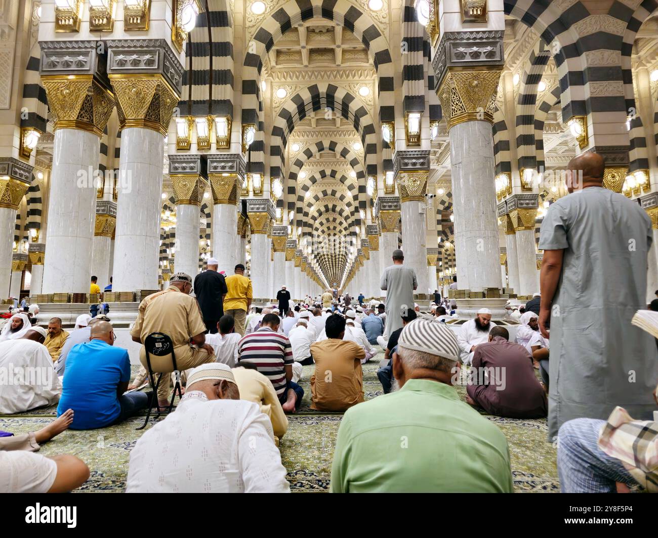 Medina, Arabia Saudita, giugno 28 2024: L'interno della Moschea del Profeta o al Masjid al Nabawi, un importante sito di pellegrinaggio che cade sotto il purvi Foto Stock