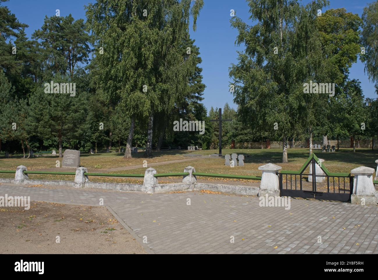 Kudirkos Naumiestis, Lituania - 7 settembre 2024: Cimitero di guerra tedesco-sovietico Kudirkos Naumiestis contiene un complotto con le tombe di circa 3,000 soldati. Foto Stock