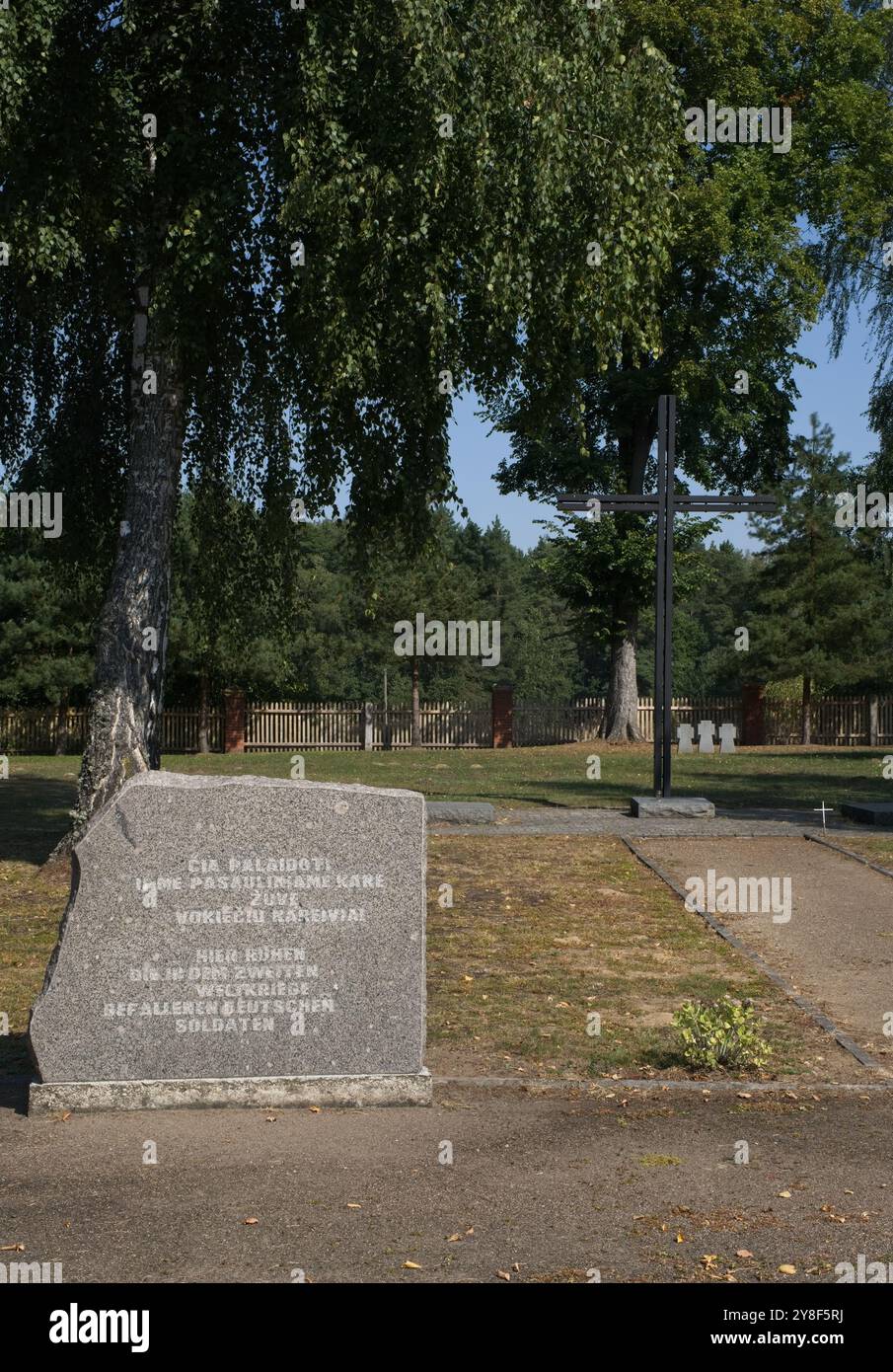 Kudirkos Naumiestis, Lituania - 7 settembre 2024: Cimitero di guerra tedesco-sovietico Kudirkos Naumiestis contiene un complotto con le tombe di circa 3,000 soldati. Foto Stock