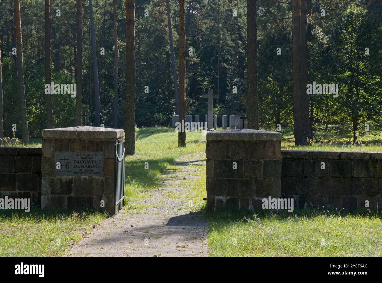 Daugavpils, Lettonia - 17 settembre 2024: Cimitero di guerra tedesco Dunaburg Daugavpils contiene le tombe di 3.000 soldati tedeschi e ufficiali morti nel mondo Foto Stock