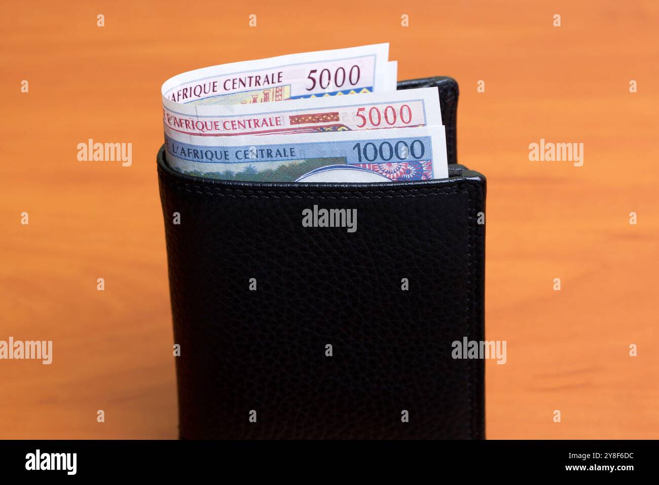 Denaro dell'Africa centrale - franco CFA nel portafoglio nero Foto Stock