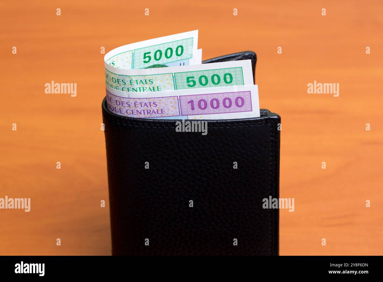 Denaro dell'Africa centrale - franco CFA nel portafoglio nero Foto Stock