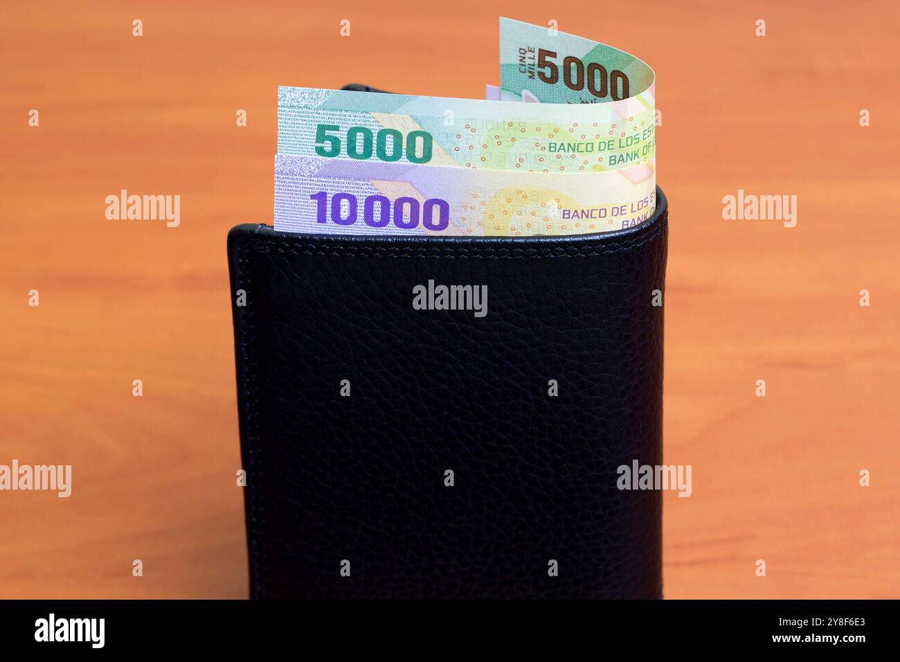 Denaro dell'Africa centrale - franco CFA nel portafoglio nero Foto Stock