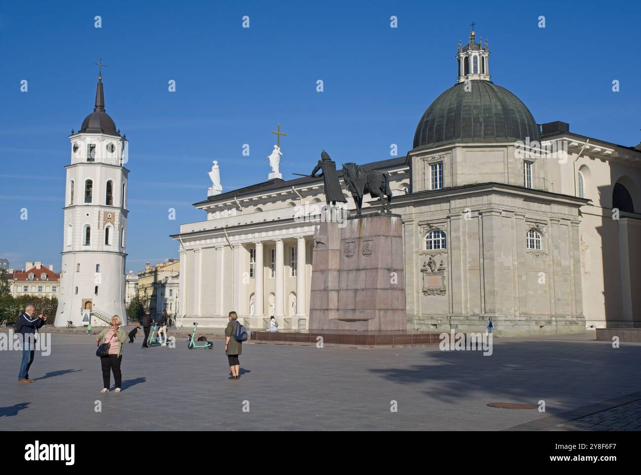 Vilnius, Lituania - 21 settembre 2024: Arcicattedrale di Vilnius. Gente che cammina a Vilnius. Strade, edifici. Stile di vita nell'area urbana. Soleggiato giorno d'estate Foto Stock