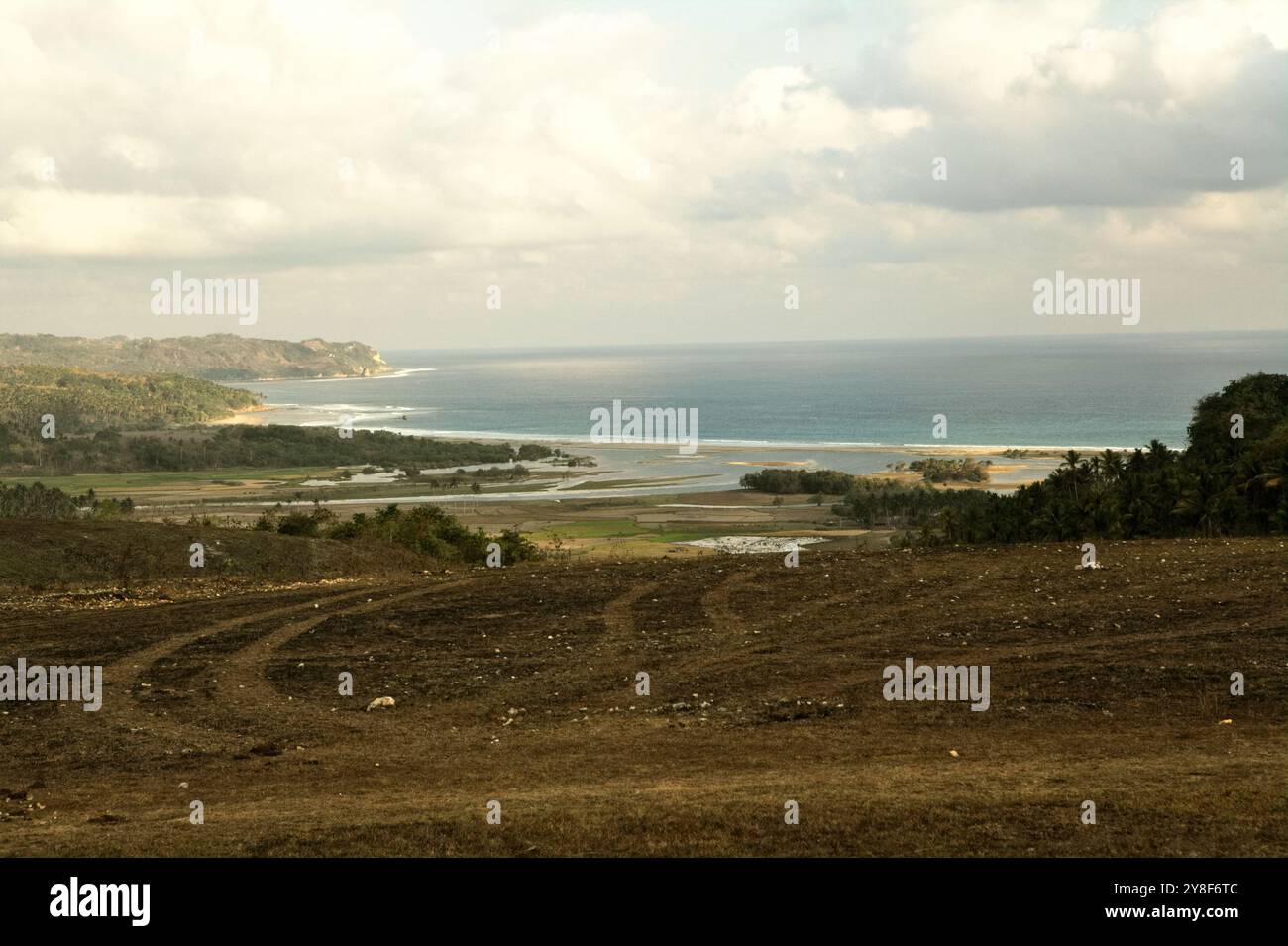 Una vista distante della spiaggia di MAROSI e delle colline costiere adiacenti a Lamboya, Sumba Occidentale, Nusa Tenggara Orientale, Indonesia. Foto Stock