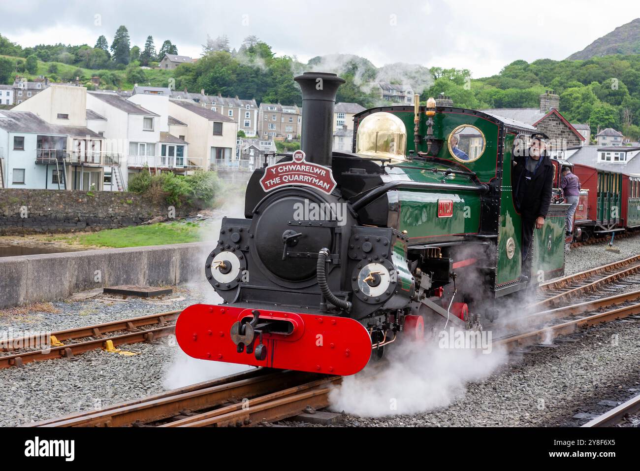 Hunslet 2-4-0 Linda, originariamente costruita per la Penrhyn Quarry Railway nel 1893, a vapore presso Porthmadog Station sulla Festiniog Railway, Gwynedd, Galles Foto Stock