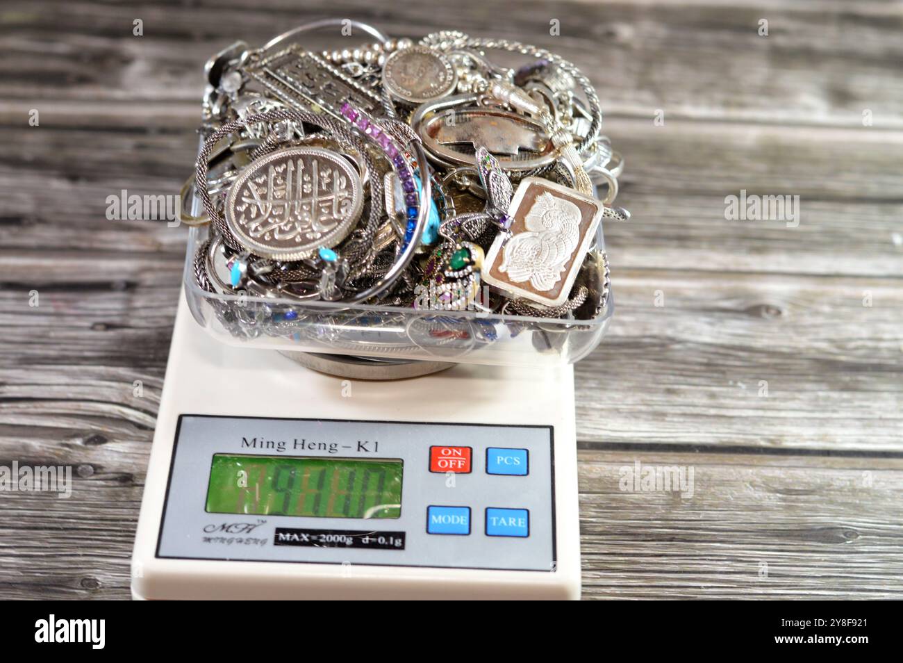 Cairo, Egitto, 7 settembre 2024: Pila d'argento su scala digitale Ming Heng K1, bracciali, anelli e catene, bar, medaglia, rosario, concetto di prezzo, precio Foto Stock
