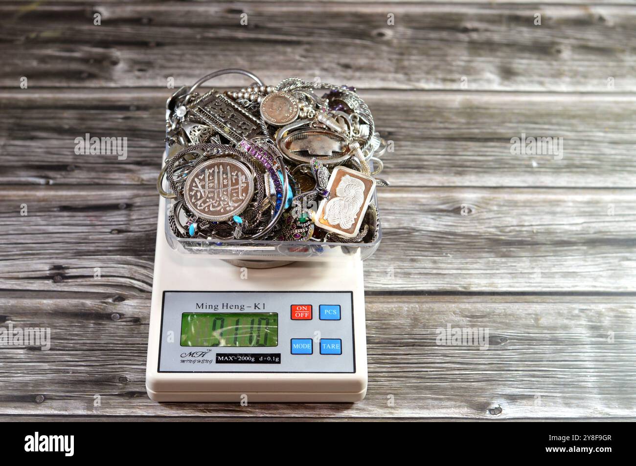 Cairo, Egitto, 7 settembre 2024: Pila d'argento su scala digitale Ming Heng K1, bracciali, anelli e catene, bar, medaglia, rosario, concetto di prezzo, precio Foto Stock