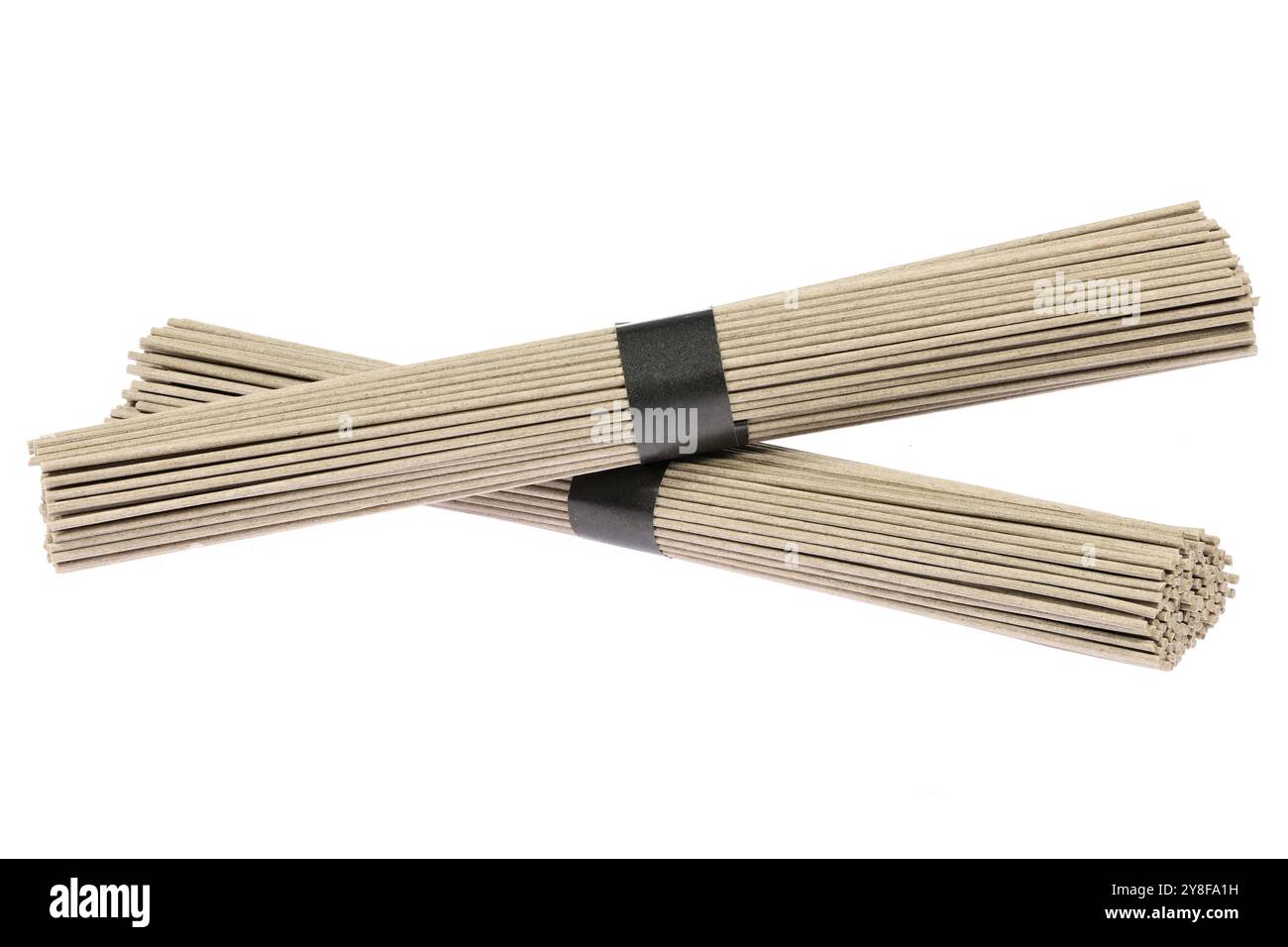 Spaghetti soba giapponesi essiccati isolati su sfondo bianco Foto Stock