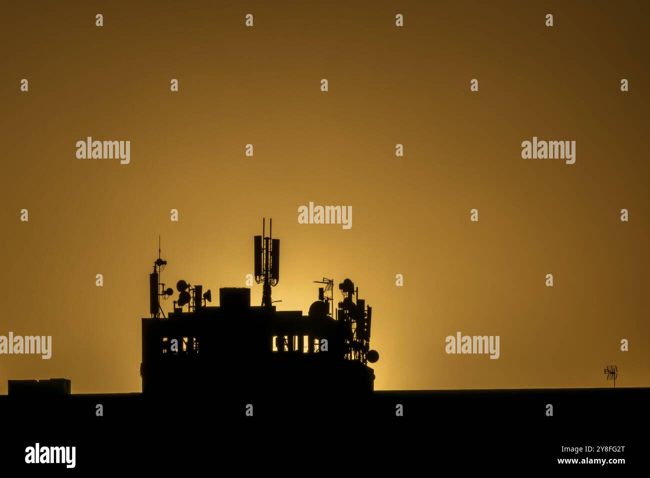 Sulla sommità di un edificio si trova una struttura ieratica realizzata per fornire comunicazioni veloci e affidabili tramite antenne telefoniche 2g, 3g, 4g e 5g. Foto Stock