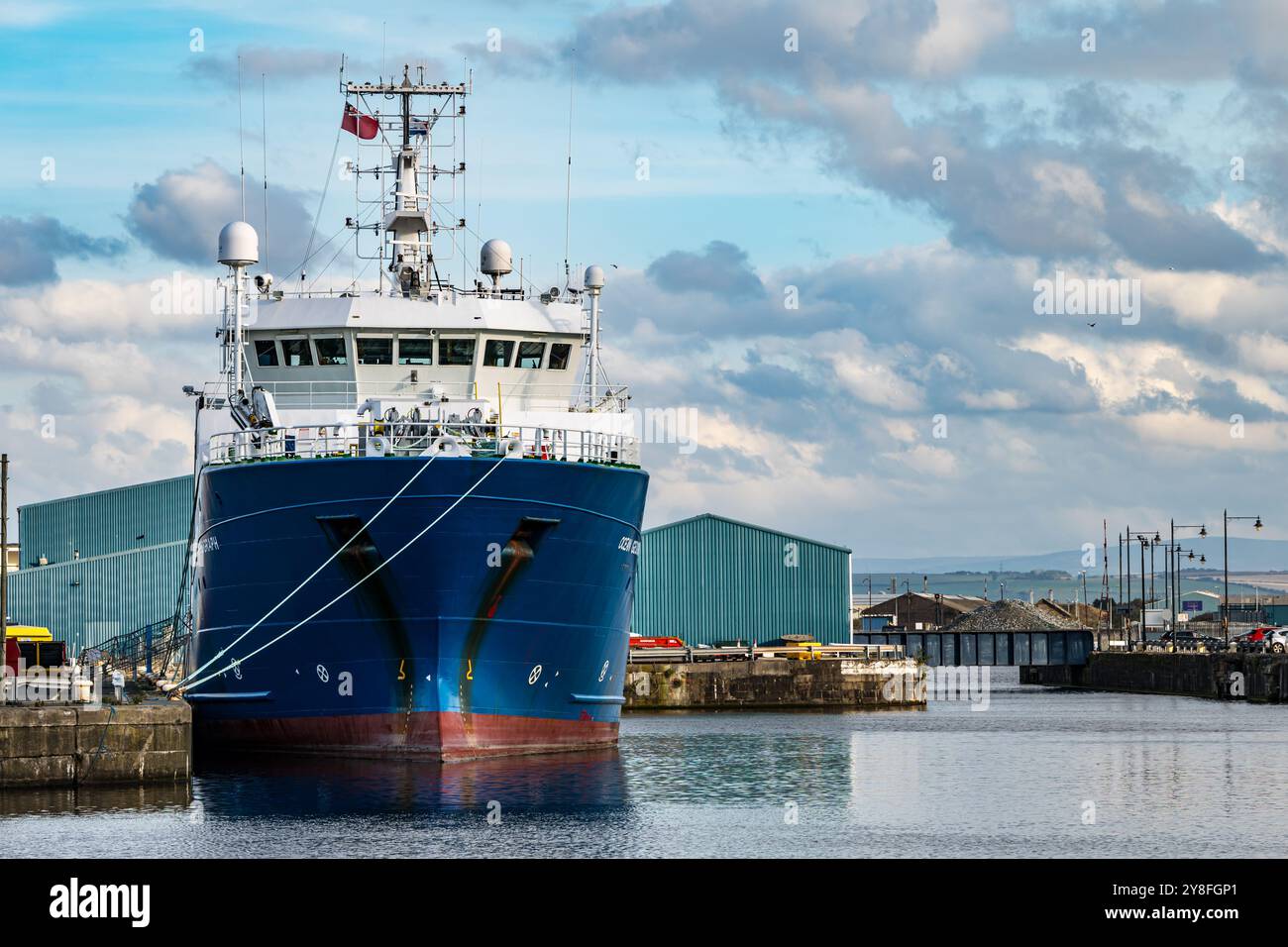 Nave di ricerca e indagine Ocean Geography nave ormeggiata nel porto di Leith, Scozia, Regno Unito Foto Stock