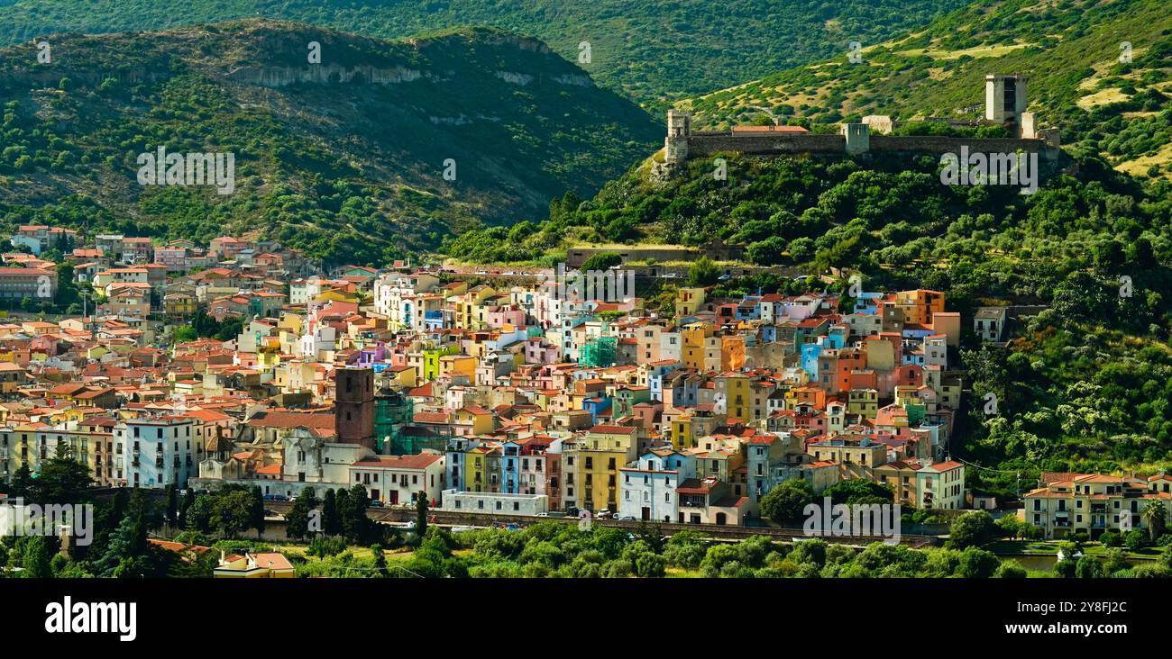 Panorama della colorata e particolare città di Bosa in provincia di Oristano, Sardegna, Italia Foto Stock