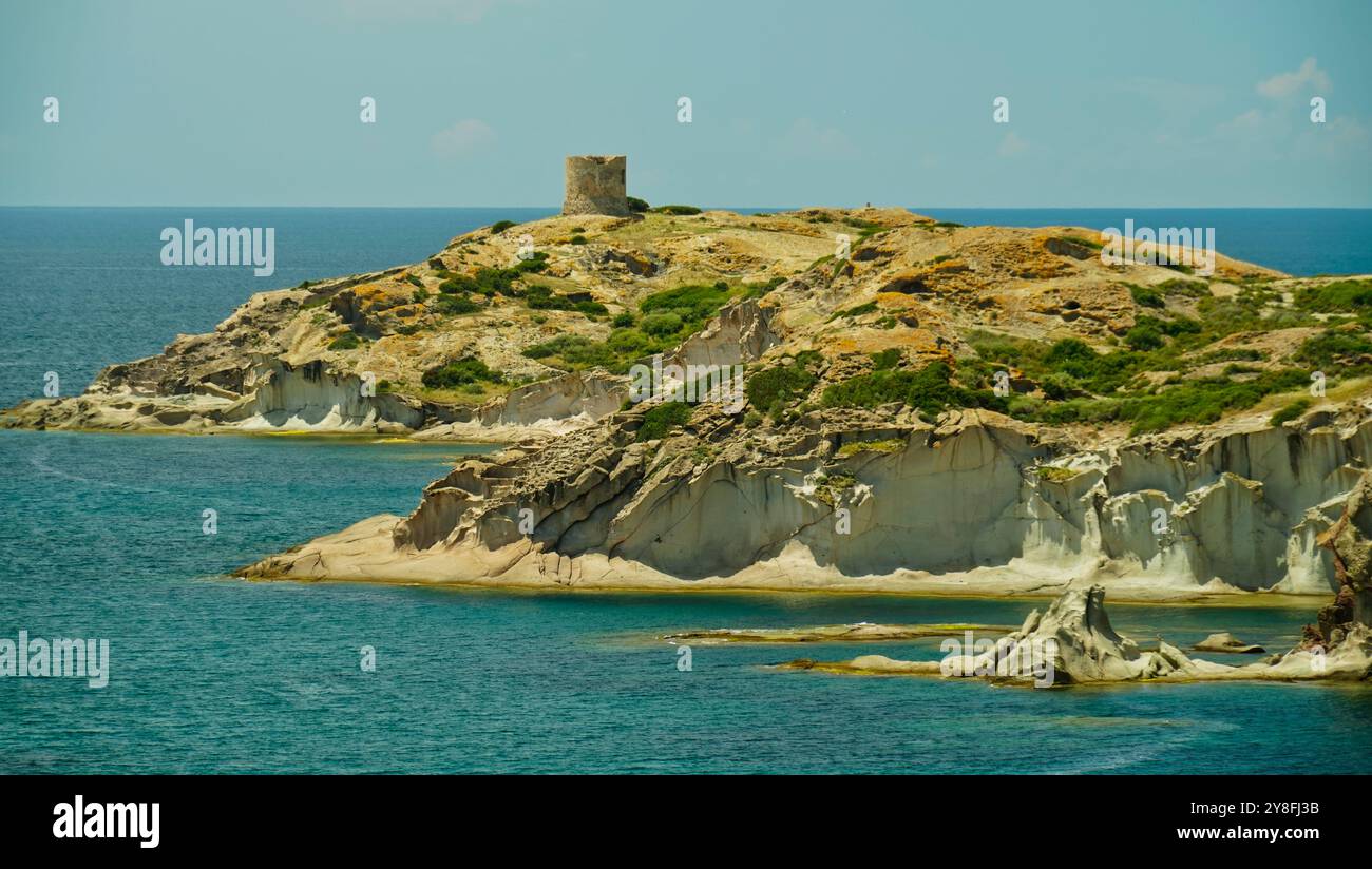 Lungo la strada tra Alghero e Bosa, appare uno scenario irresistibile guardando verso il mare: È il promontorio di Torre Argentina Foto Stock