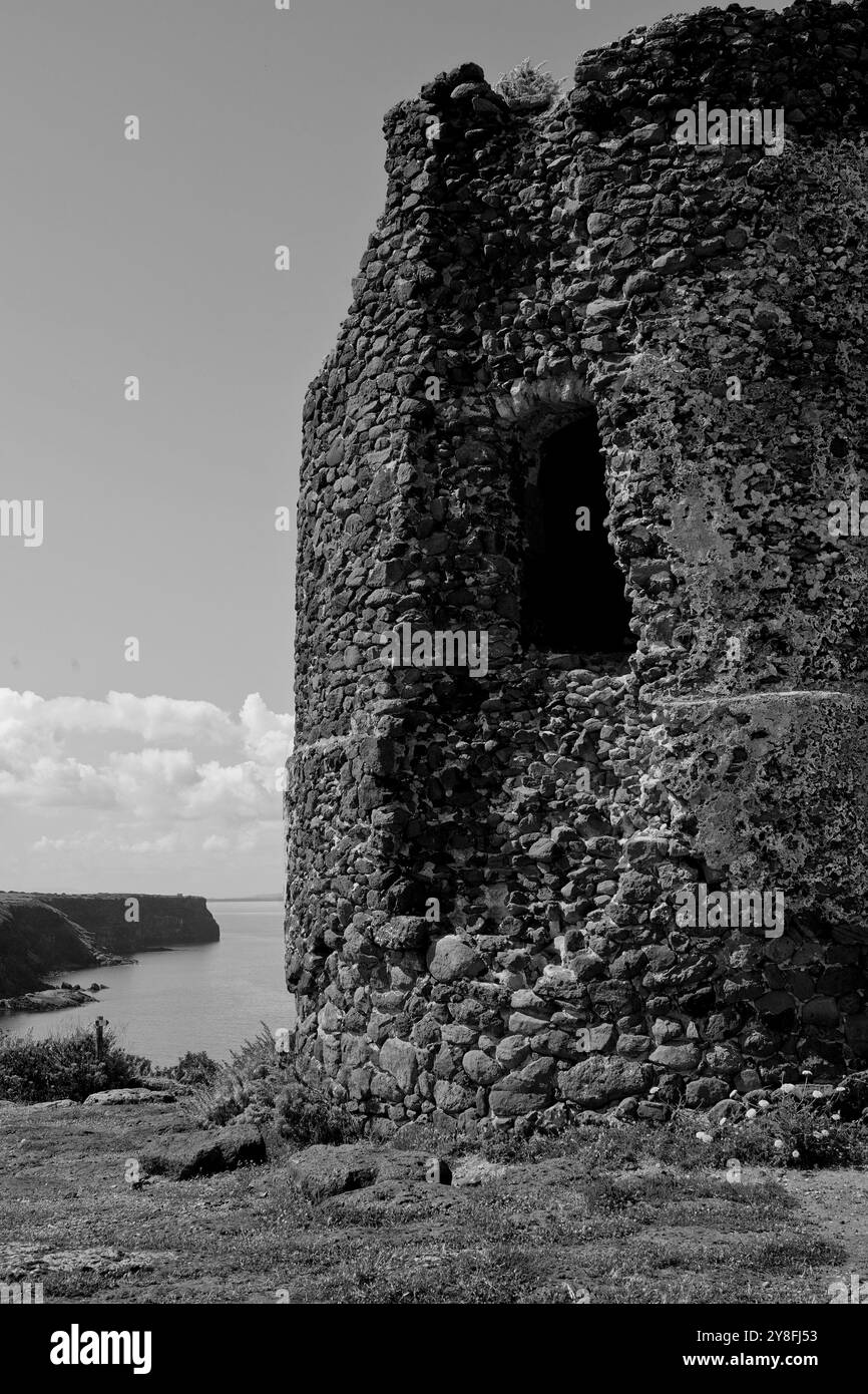 Turre de Foghe, edificio panoramico spagnolo costruito alla fine del XVI secolo, offre splendide vedute di Punta Foghe e del golfo di Bosa Foto Stock