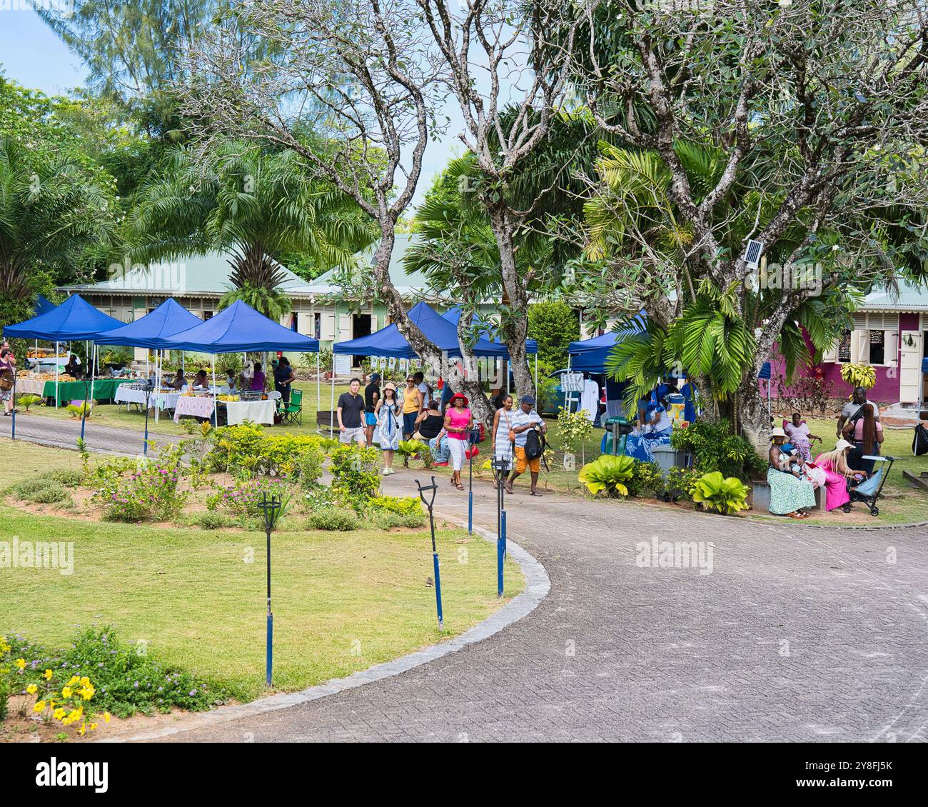 Mahe, Seychelles, 4.10.25 attività nel villaggio artigianale per il turismo Foto Stock