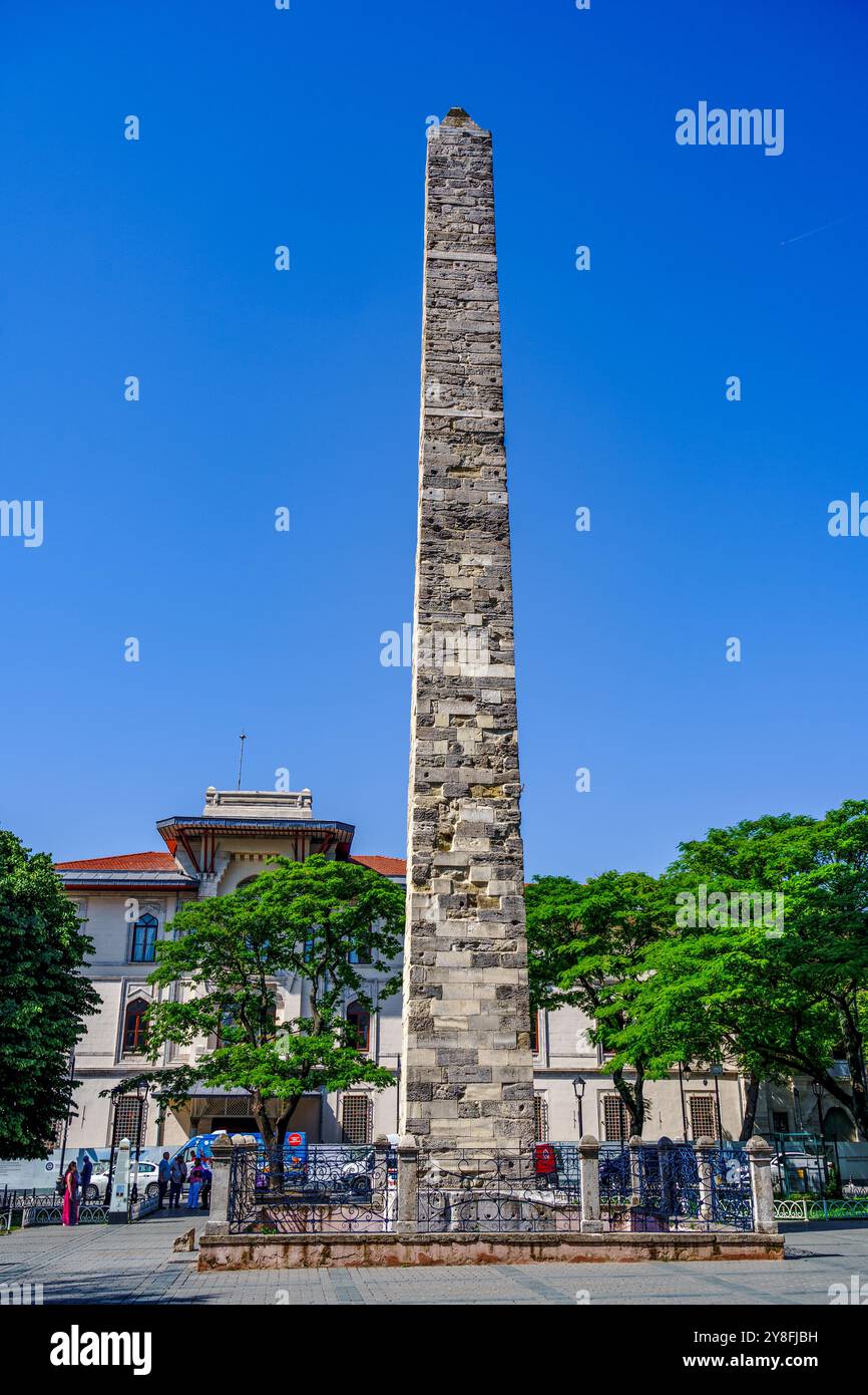 Türkiye. Istanbul. Quartiere di Sultanhamet. L'obelisco murato, chiamato anche la colonna di Costantino VII Porfirogenito Foto Stock