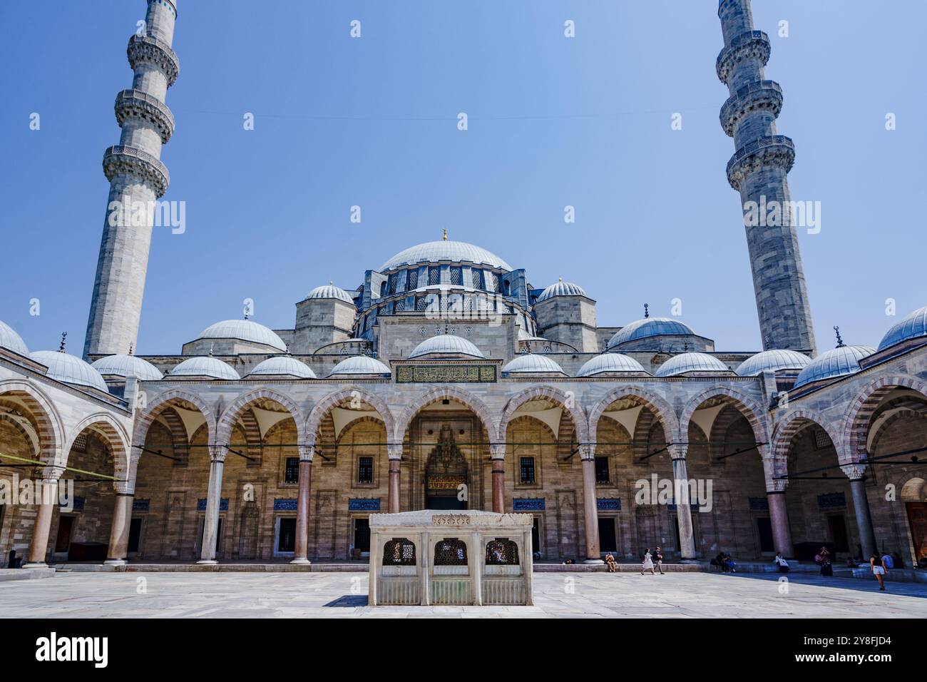 Turkiye. Istanbul. L'imponente moschea di Solimano o Moschea di Solimano e il suo cortile interno Foto Stock