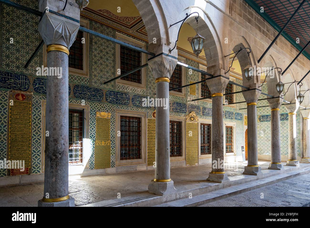 Turkiye. Istanbul. Palazzo Topkapi. Piastrelle di terracotta Isnik e calligrafia adornano le pareti del distretto di Harem Foto Stock