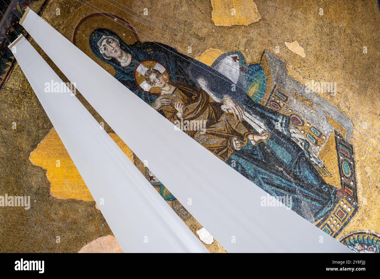 Turkiye. Istanbul. La moschea di Santa Sofia. Mosaico della Vergine con bambino parzialmente velato Foto Stock