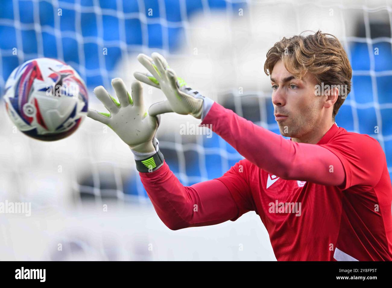 Il portiere Taye Ashby Hammond (1 Stevenage) si scalda durante la partita di Sky Bet League 1 tra Peterborough e Stevenage a London Road, Peterborough, sabato 5 ottobre 2024. (Foto: Kevin Hodgson | mi News) crediti: MI News & Sport /Alamy Live News Foto Stock