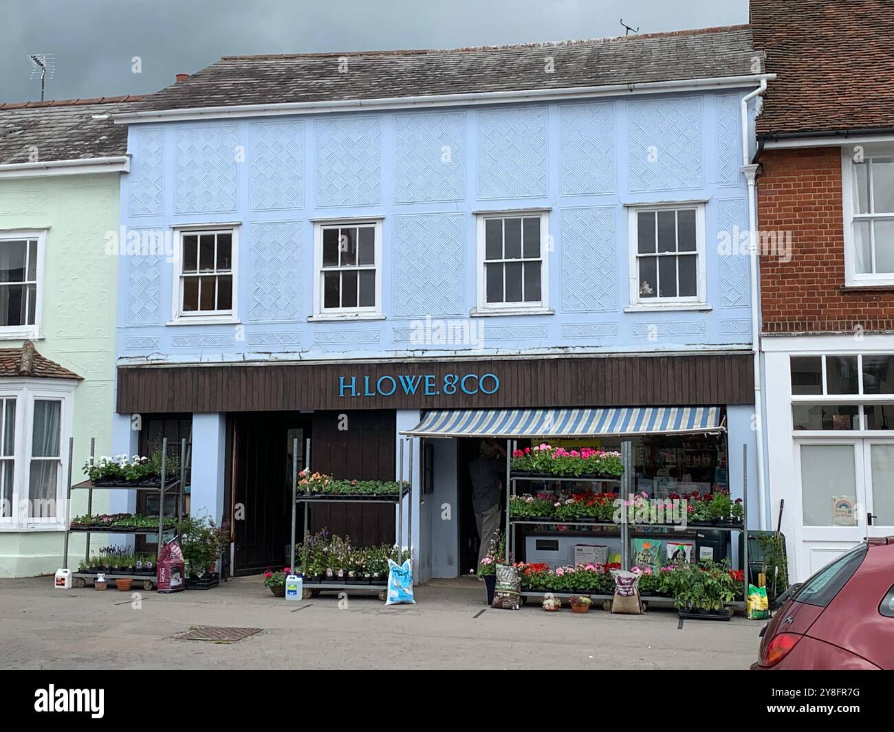 H. Lowe and Co, negozio, Thaxted, Great Dunmow, Essex, REGNO UNITO - Immagine stock catturata con smartphone