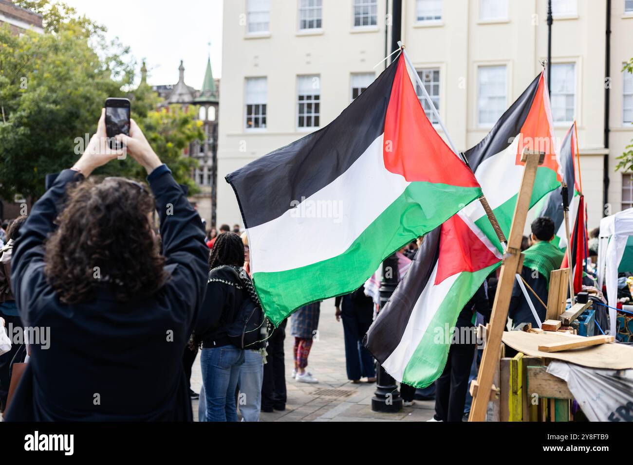 Manifestanti provenienti da diversi background e gruppi si sono riuniti a Gordon Square in un appello unificato per porre fine alla violenza in corso in Palestina e Libano. I manifestanti esortano la comunità internazionale ad agire rapidamente e ad imporre un cessate il fuoco immediato per fermare quella che molti descrivono come una catastrofe umanitaria. Crediti: Sinai Noor/Alamy Live News Foto Stock