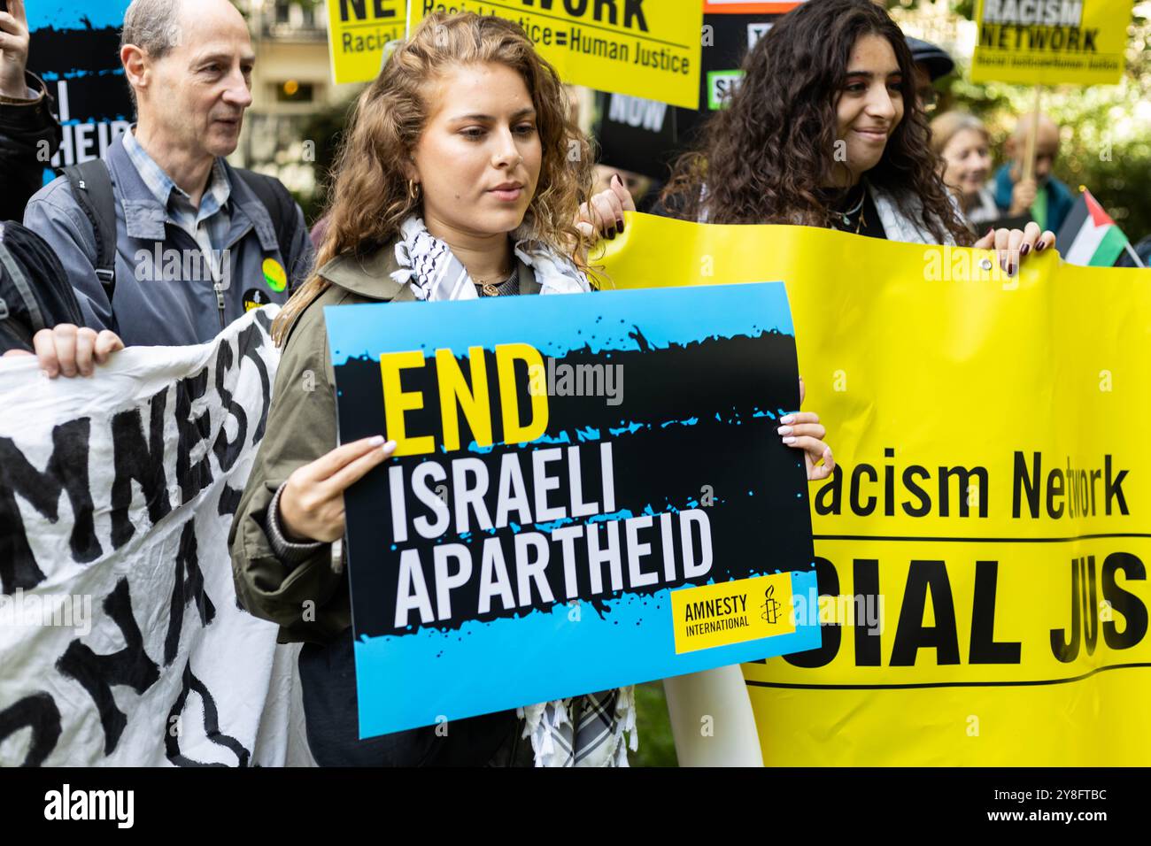 Manifestanti provenienti da diversi background e gruppi si sono riuniti a Gordon Square in un appello unificato per porre fine alla violenza in corso in Palestina e Libano. I manifestanti esortano la comunità internazionale ad agire rapidamente e ad imporre un cessate il fuoco immediato per fermare quella che molti descrivono come una catastrofe umanitaria. Crediti: Sinai Noor/Alamy Live News Foto Stock