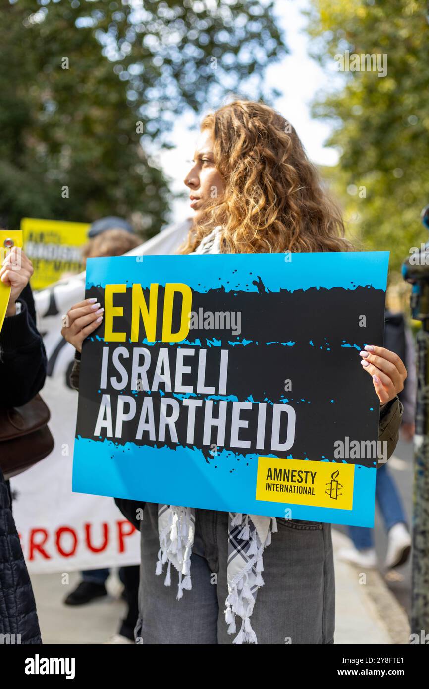 Manifestanti provenienti da diversi background e gruppi si sono riuniti a Gordon Square in un appello unificato per porre fine alla violenza in corso in Palestina e Libano. I manifestanti esortano la comunità internazionale ad agire rapidamente e ad imporre un cessate il fuoco immediato per fermare quella che molti descrivono come una catastrofe umanitaria. Crediti: Sinai Noor/Alamy Live News Foto Stock