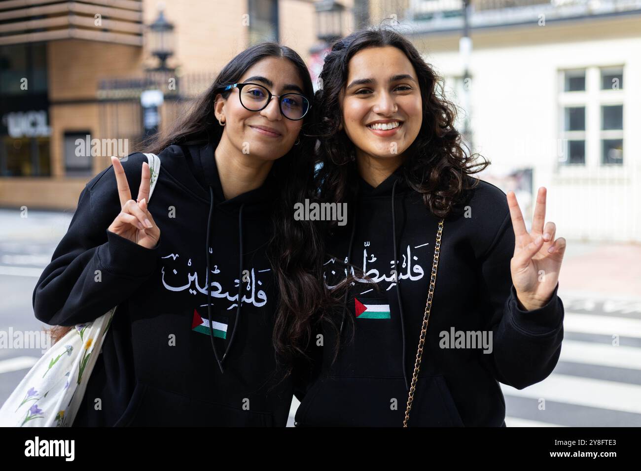 Manifestanti provenienti da diversi background e gruppi si sono riuniti a Gordon Square in un appello unificato per porre fine alla violenza in corso in Palestina e Libano. I manifestanti esortano la comunità internazionale ad agire rapidamente e ad imporre un cessate il fuoco immediato per fermare quella che molti descrivono come una catastrofe umanitaria. Crediti: Sinai Noor/Alamy Live News Foto Stock