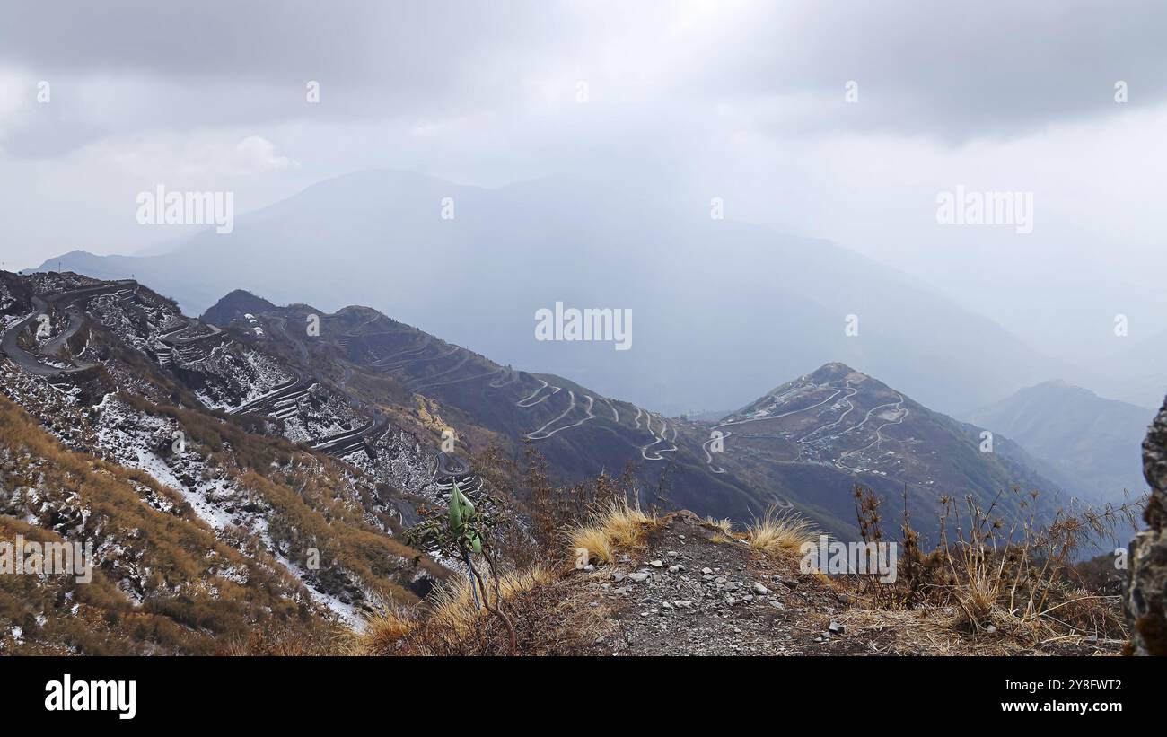 Il punto panoramico di Thambi offre una vista panoramica del Monte Kanchenjungha, e anelli della strada della seta, Zuluk, Sikkim, India Foto Stock