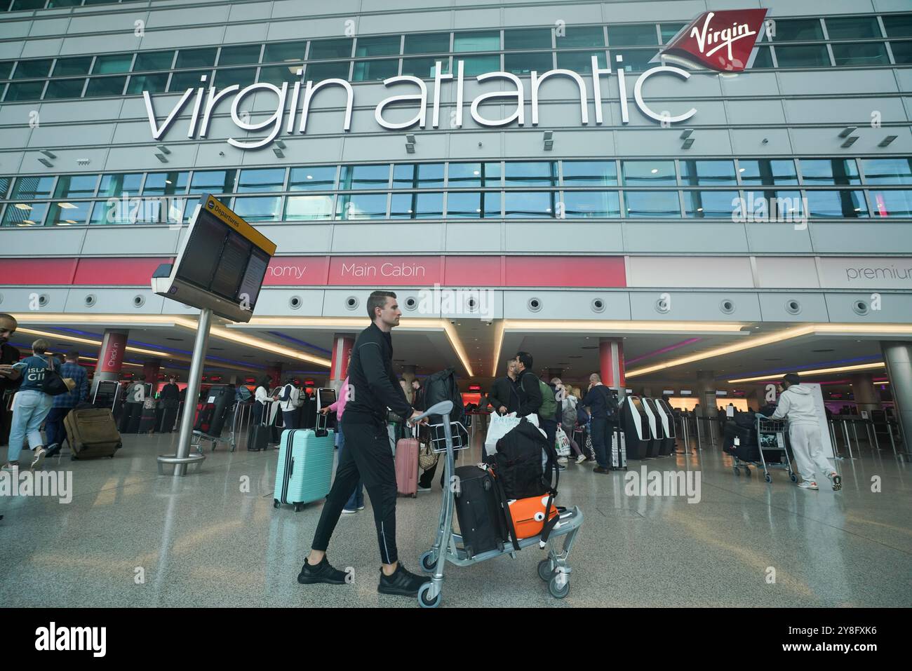 Banchi di controllo Virgin Atlantic al Terminal 3 dell'aeroporto di Heathrow Foto Stock