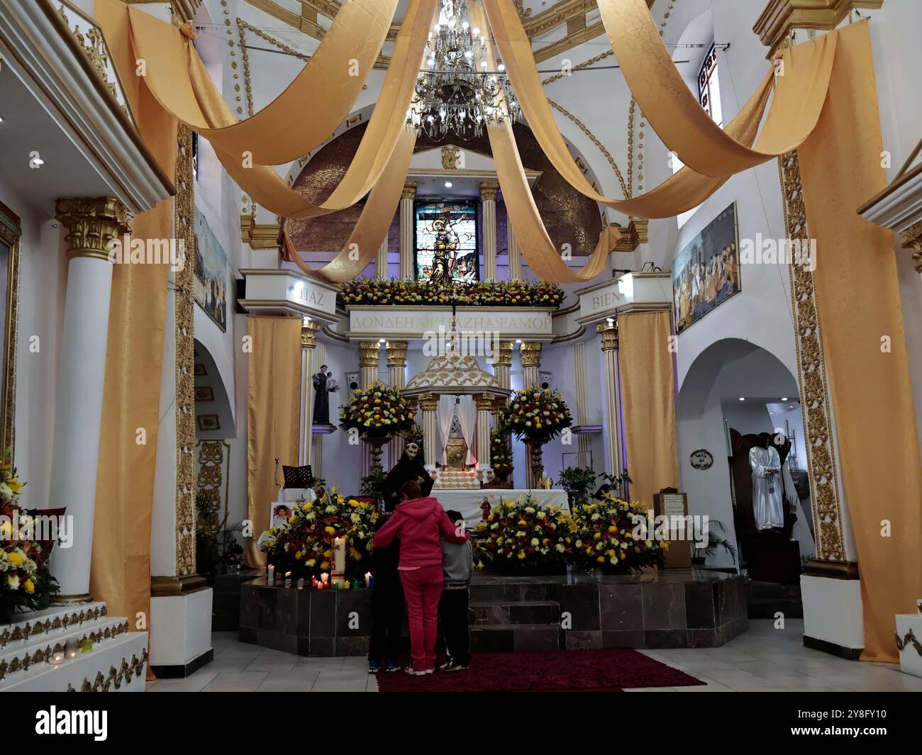 Città del Messico, Messico. 4 ottobre 2024. San Francisco de Asís è il Santo Patrono del quartiere di Tepito, che i Tepiteños celebrano ogni 4 ottobre poiché è il loro giorno. Per festeggiare, organizzano combattimenti di pugilato e realizzano un tappeto d'acciaio per onorare questo santo cattolico il 4 ottobre 2024 a città del Messico, Messico. (Foto di Josue Perez/Sipa USA) credito: SIPA USA/Alamy Live News Foto Stock