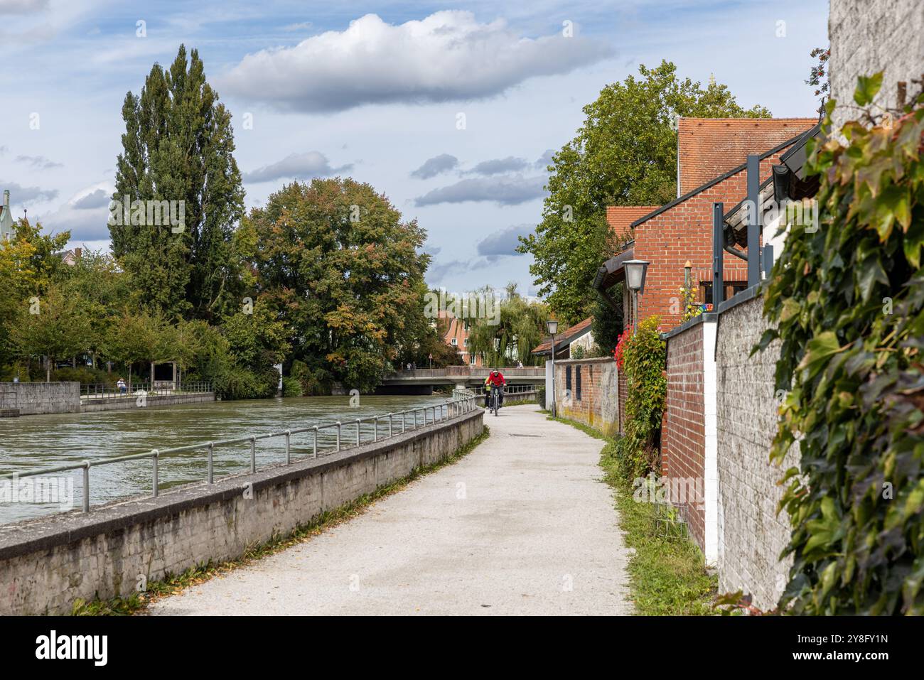 Fiume Isar a Landshut in una brillante giornata autunnale Foto Stock