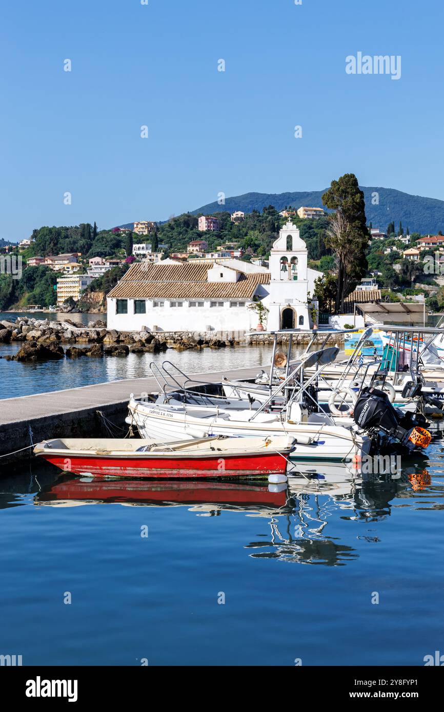 Monastero di Vlacherna nel Mediterraneo formato ritratto vacanza sull'isola di Corfù in Grecia Foto Stock