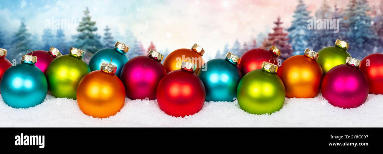 Cartolina di Natale con sfondo foresta invernale copia spazio banner decorazione neve Foto Stock