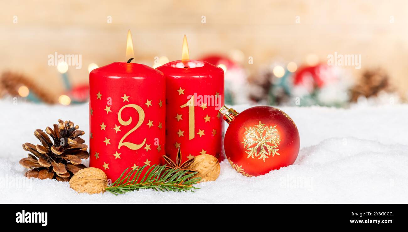 Seconda domenica dell'avvento con candela ardente, cartolina di decorazione natalizia e spazio copiato Foto Stock